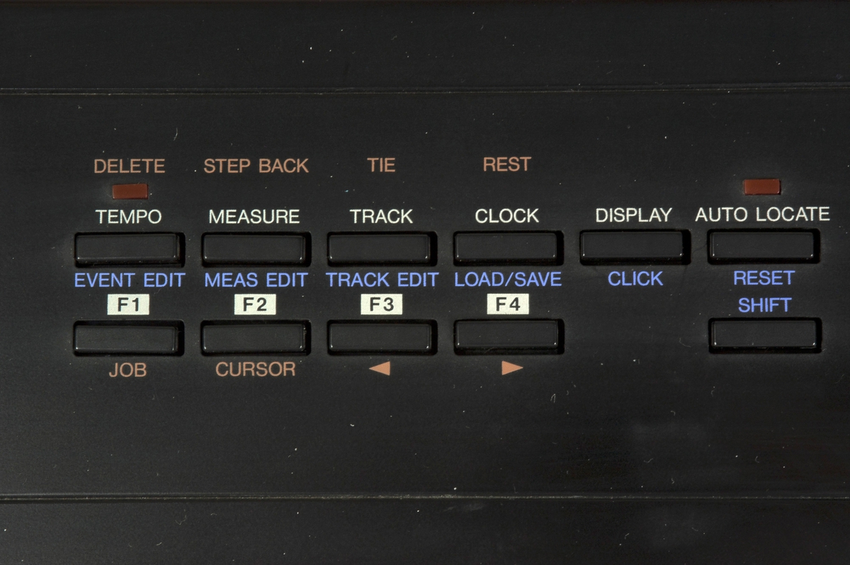 8-spors MIDI/FSK sequencer med tre opptaksmodus: realtime, punch in eller step.