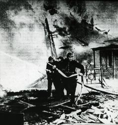 Brannmenn igang med slukking etter brannbomber. Fra en serie