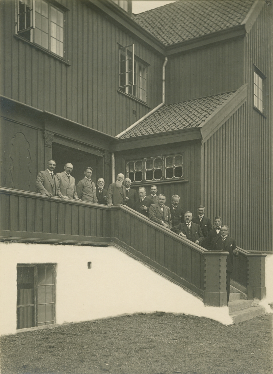 Direksjonen i Orkla Grube-Aktiebolag på trappa til Orkla Hotel på Løkken Verk.