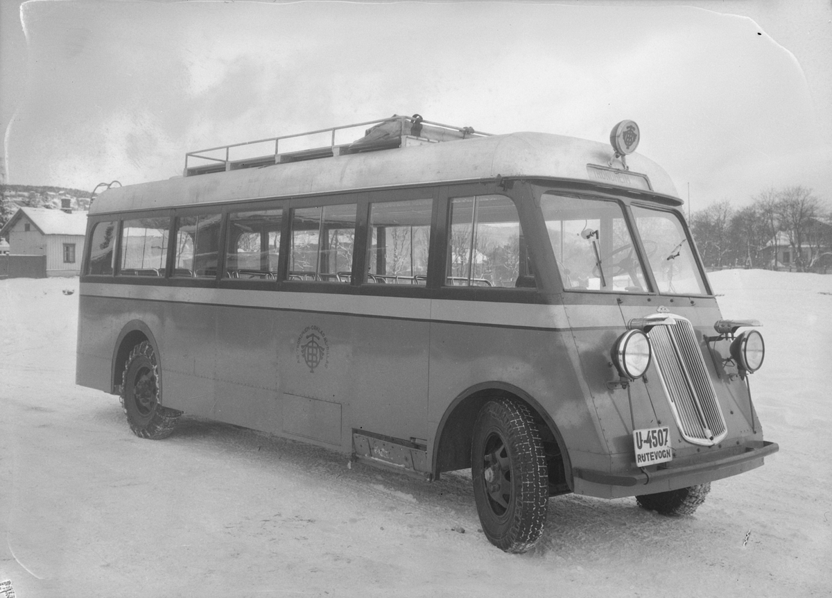 Buss fra Trondhjem - Orkladal Billag A/S med dekk fra Englebert Gummi A/S