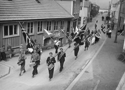 Unge Høyres stevne i Surnadal. Flaggbærerne passerer Grimsmo