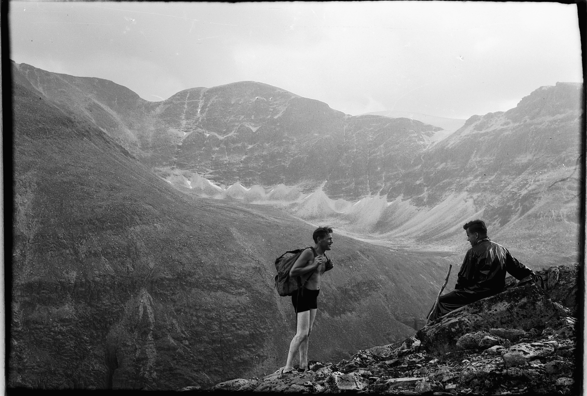 Fjellandskap med to turgåere, fjelltur, fottur, ryggsekk, Rondane, utsikt. Fotokonvolutt mrk. "Rondane"