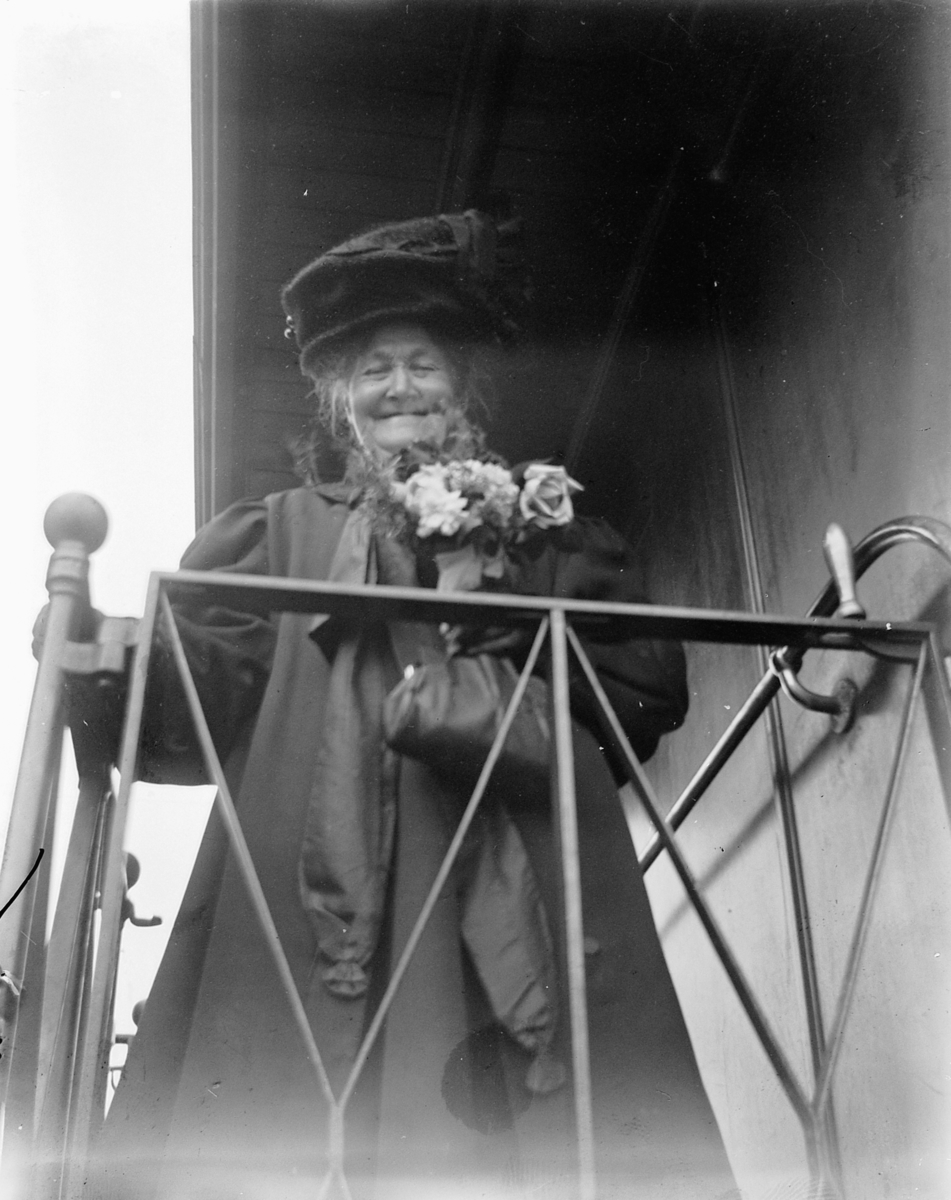 Hamar, Boletta Morbech (1849-1945), gift med bokbindermester Theodor Morbech (1853-) ombord i en togvogn, reise.
