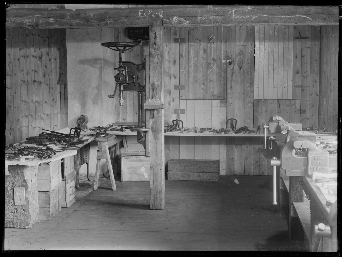 Diverse gjenstander og utstyr i forbindelse med smedkurs i 1949
