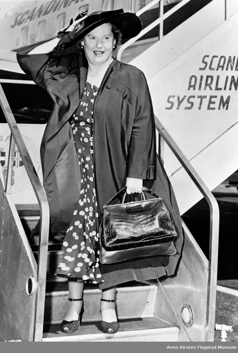 Kirsten Flagstad i SAS flytrappa ved ankomst til USA 9. september 1949. Kirsten Flagstad in the SAS flow rap at her arrival to USA 9 September 1949. 