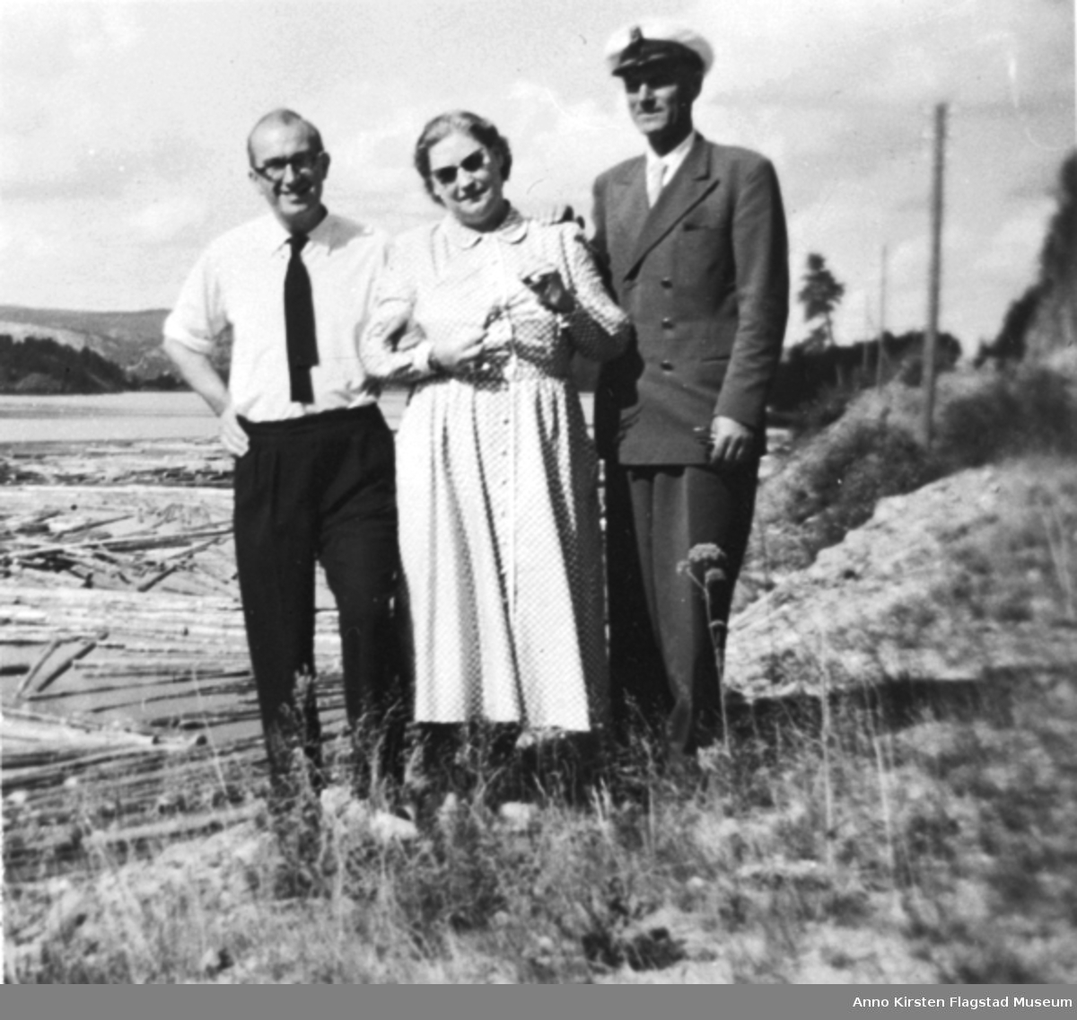 Fra venstre Lord Bernard Miles, Kirsten Flagstad og sjåfør Karl Nilssen sommeren 1953. From left: Lord Bernard Miles, Kirsten Flagstad and driver Karl Nilssen summer 1953. 