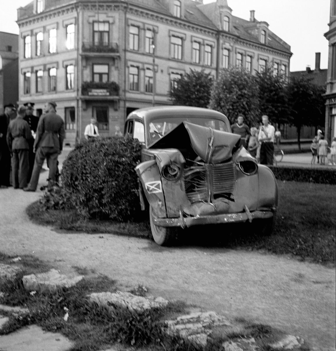 HAMAR POLITIKAMMER V/ HUSE. KOLLISJON MELLOM D-1001 FRA HAMAR OG TYSK BIL PÅ JENBANEPLASSEN. 
Opel Olympia 1938