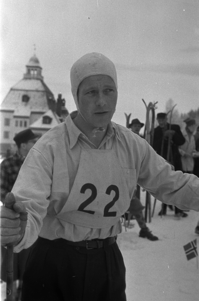 NM. Norgesmesterskap på ski, langrenn på Høsbjør i Furnes 1949. Skisport. Vinteridrett. Ukjent langrennsløper med startnummer 22. 