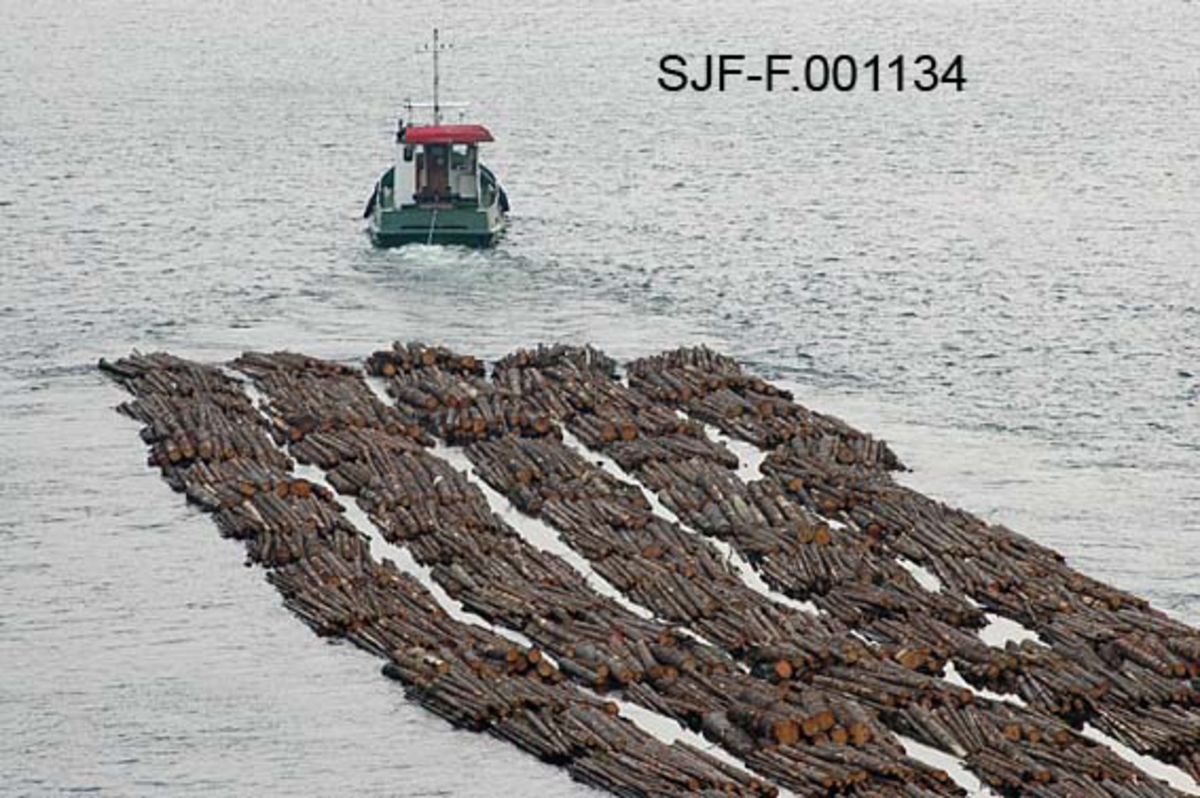 Buntfløting av tømmer med slepebåt i Skiensvassdraget høsten 2005.  Fotografiet er tatt fra Nautesundbrua.  Det viser slepebåten Triset med et såkalt "elveslep", som besto av fem rader med tjue tømmerbunter i hver, altså til sammen 100 bunter.  Under sjøfløting besto slepene av ti kjeder a førti bunter - altså til sammen 400 bunter, cirka 7 000 kubikkmeter tømmer.  Grunnen til at elveslepene gjennom Sauerelva var så mye mindre var at dette var et trangt og forholdsvis grunt farvann.  Fotografiet viser slepet og båten bakfra. 

Slepebåten Triset ble bygd i Nederland i 1983.  Skiensvassdragets Fellesfløtningsforening kjøpte båten da den var ti år gammel, som en erstatning for slepebåten Einar Senior, som hadde vist seg dårlig egnet for drift i islagte farvann.  Fellesfløtningsforeningen kjøpte båten "as is - where is" fra et konkursbo.  På dette tidspunktet var den registrert under navnet "Geto".  Det var Fellesfløtningsforeningen som gav båten navnet Triset, etter en lokalitet ved innsjøen Bandak.  Båten hadde hatt et brannhavari i 1989, og det var etter dette at den fikk den kraftige 365 hestekrefters totakts dieselmotoren som Fellesfløtningsforeningen fikk så mye glede av. 