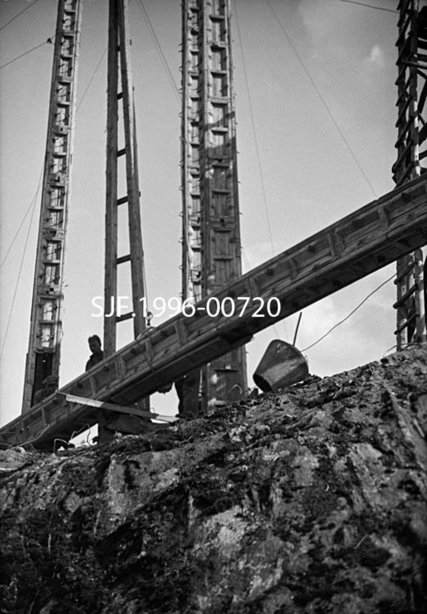 Bygging av tårnet på Linnkleppen skogbrannvaktstasjon i 1934.  Fotografiet viser reising av noe som synes å være lange forskalingskasser med kvadratisk tverrsnitt.  Forskalingskassene skulle brukes under støping av beina til tårnet. 

Det første brannvakttårnet på Linnekleppen, som ligger 327 meter over havet på grensa mellom Degernes og Øymark, ble bygd i 1908.  Det opprinnelige tretårnet ble altså erstattet av et betongtårn i 1934.  Dette ble det av norske brannvakttårn som var lengst bemannet. 