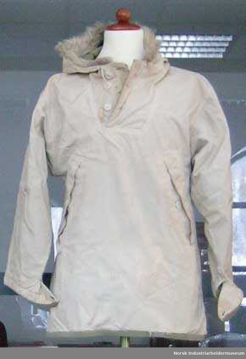 Forsvinningsdrakt, overdel. Amerikansk anorakk brukt av Gunnar Syverstad under Operasjon Sunshine i Hamrefjell 1944 - 1945
