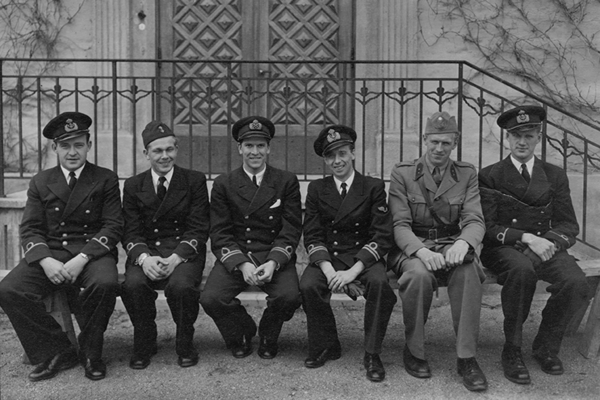 Gruppbild av officerare på grundläggande flygslagsutbildning på F 2 Roslagens flygflottilj, sommar 1945