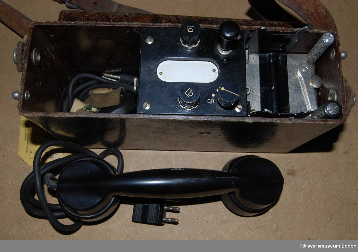 Telefonapparat m/1937 modifierad med klyka på 1950-talet, varvid modellåret ersattes av beteckningen MT (Med Tillbehör).