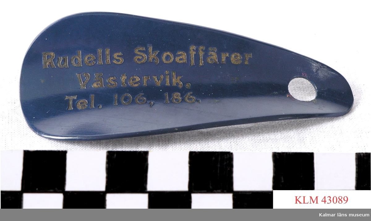 KLM 43089 Skohorn, blå plast. Med texten: "Rudells Skoaffärer Västervik, Tel. 106, 186."