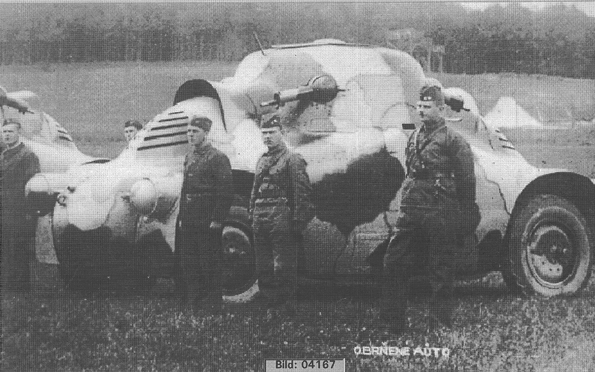 K3. Stridsvagnsförsök under 1920-30-talen. Bilden visar en tjeckisk pansarbil Skoda PA-11"Zelva".Text under bilden:"obrnene auto" är tjeckiska för pansarbil.