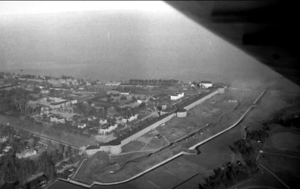 Karlsborg. Flygfoto över fästningsområdet.