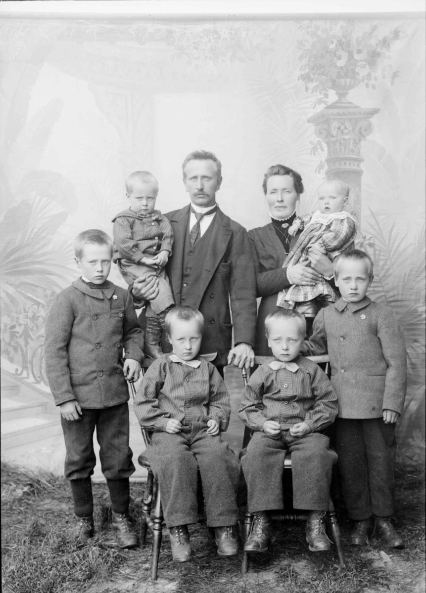 Kort: Edward Stakston m.fam.  23/7.-11., for Johs.Stenbergsløkken.
Bildet er tatt 1911 da  Edvard og Karen bodde i Stakston, senere tok de navnet Bergseth da de kjøpte småbruket Bergseth.
På bildet er Karen og Edvard var blitt 33 og 35 år, de seks guttene
er Ole (f.1902), Trygve (f.1908), Edvard (f 1876), Karen (f.1878), Sverre (f.1910), Einar (f.1903)  Foran fra venstre: Oskar (f.1904) og Aksel (f. 1905). 
----