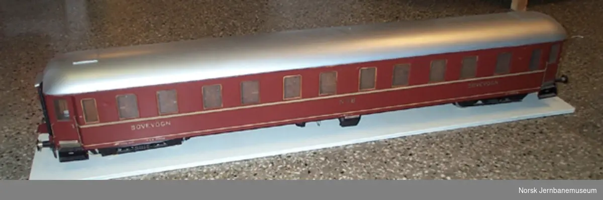 Modell av sovevogn litra Ao1b nr. 21010 : med innredning