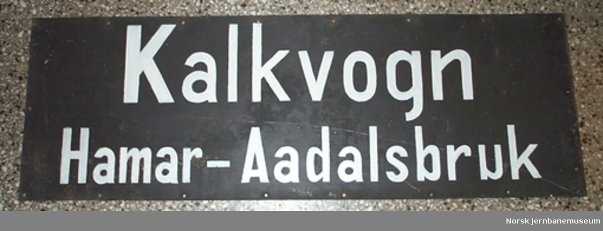 Skilt "Kalkvogn Hamar - Aadalsbruk"