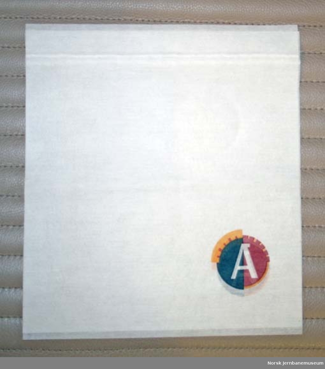 Antimakassarer fra personvogn : merket med Agenda-logo
