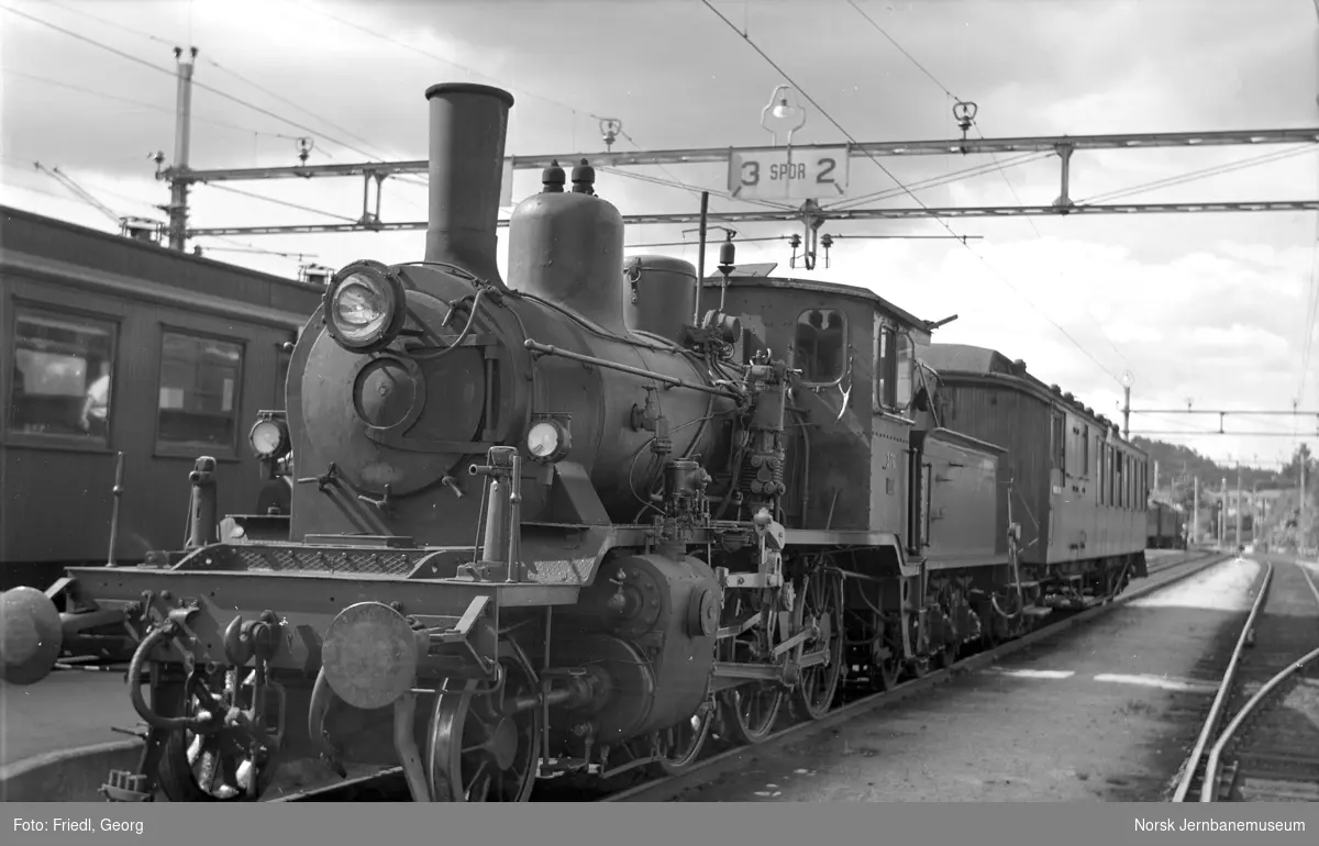 Damplokomotiv type 21c nr. 376 foran persontog fra Kragerø på Neslandsvatn stasjon