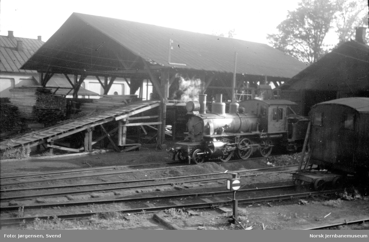 Larvik stasjon med damplokomotiv type XXIII