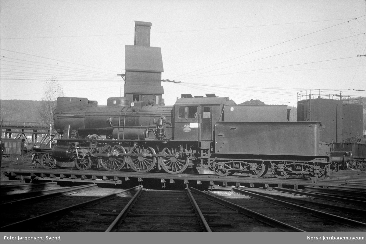 NSB damplokomotiv type 30a nr. 256 på svingskiva på Sundland