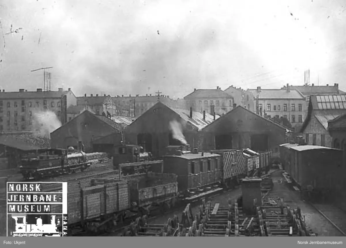 Hovedbanens verksted i Oslogate 3, bl.a. med tre NHJ-damplokomotiver, godsvogner og kareter