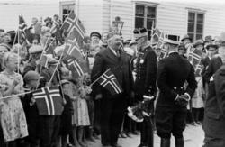 Kong Haakon og lokalbefolkningen på Hynnekleiv stasjon