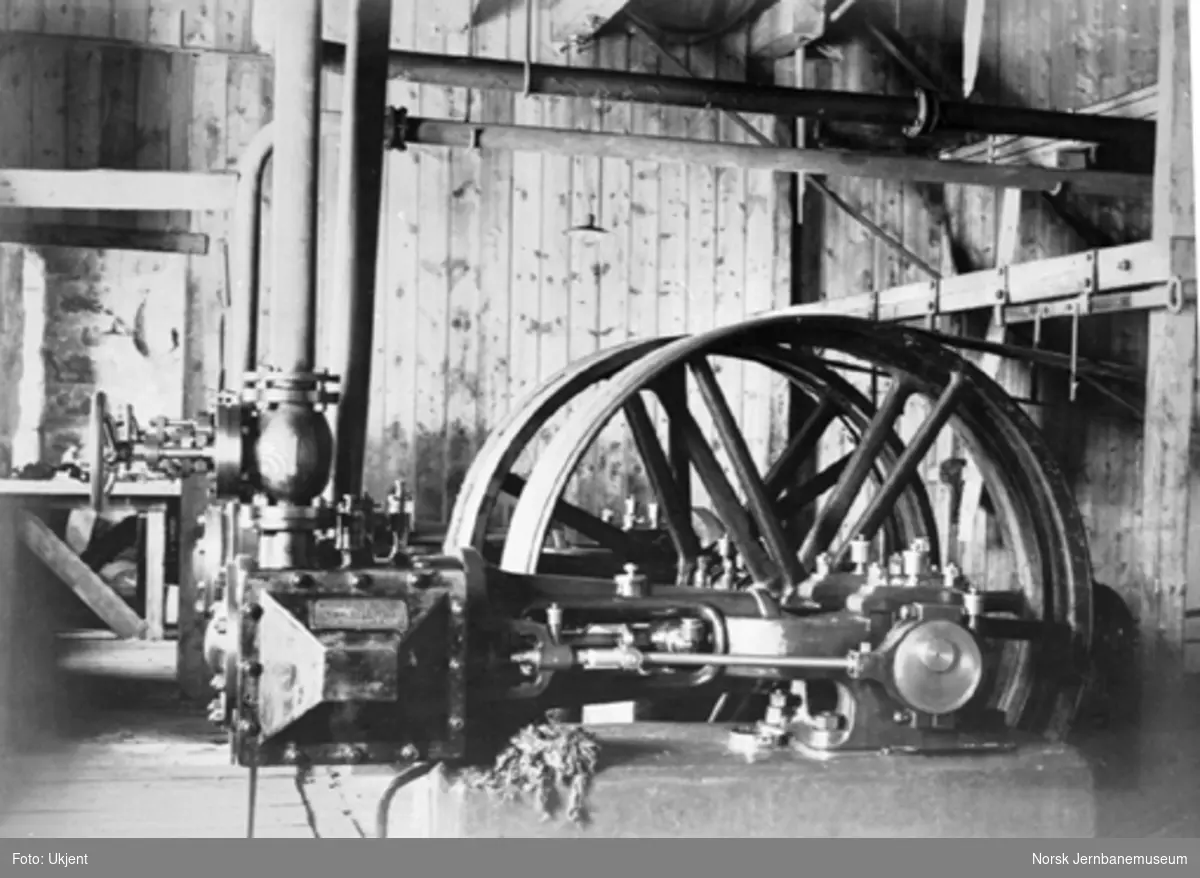 Bergensbanens anlegg; kompressor for luftdreven boremaskin for Gravehalsen tunnel