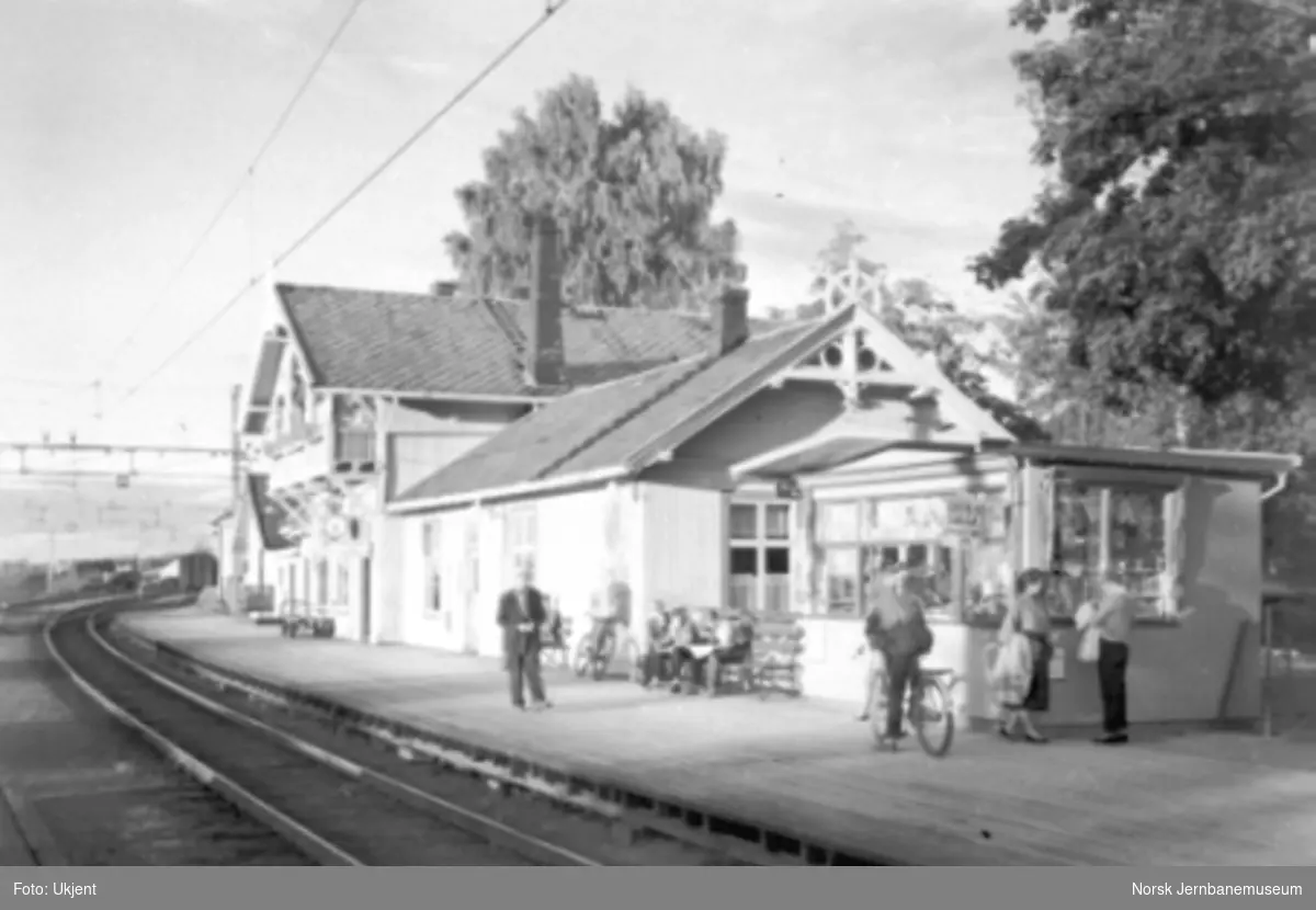 Årnes stasjon med kiosken og stasjonsbygningen