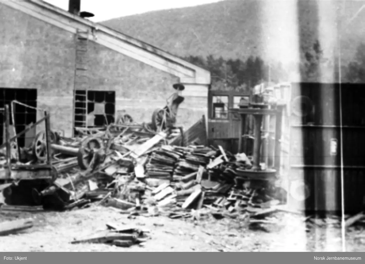 Dombås stasjon etter bombingen i 1940; lokstallområdet