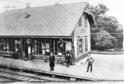 Løten stasjonsbygning med stasjonsmesteren på plattformen