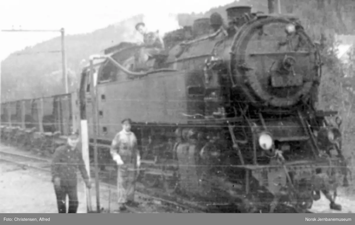 Et av Thamshavnsbanens tikoblede damplokomotiver med kistog