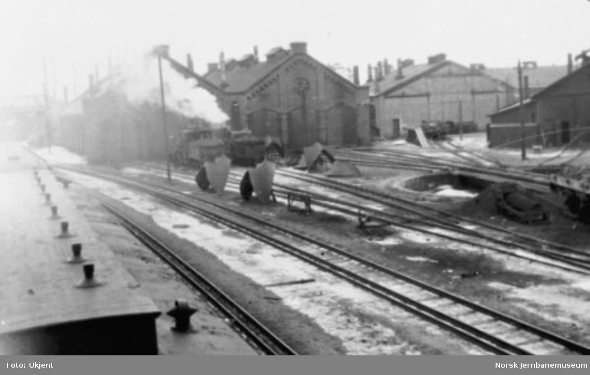 Rørosbanestallen på Hamar med damplokomotiv type XXIII og IX