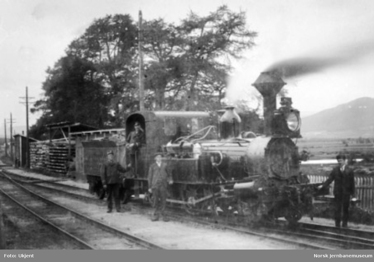 Damplokomotiv type IX nr. 7 "Thora" med personale på Tynset stasjon
