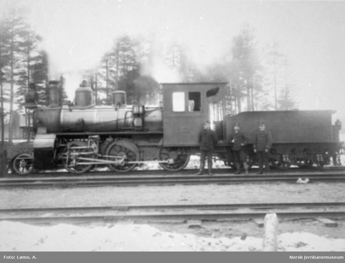 Damplokomotiv type XXIIIa nr. 39 med personale