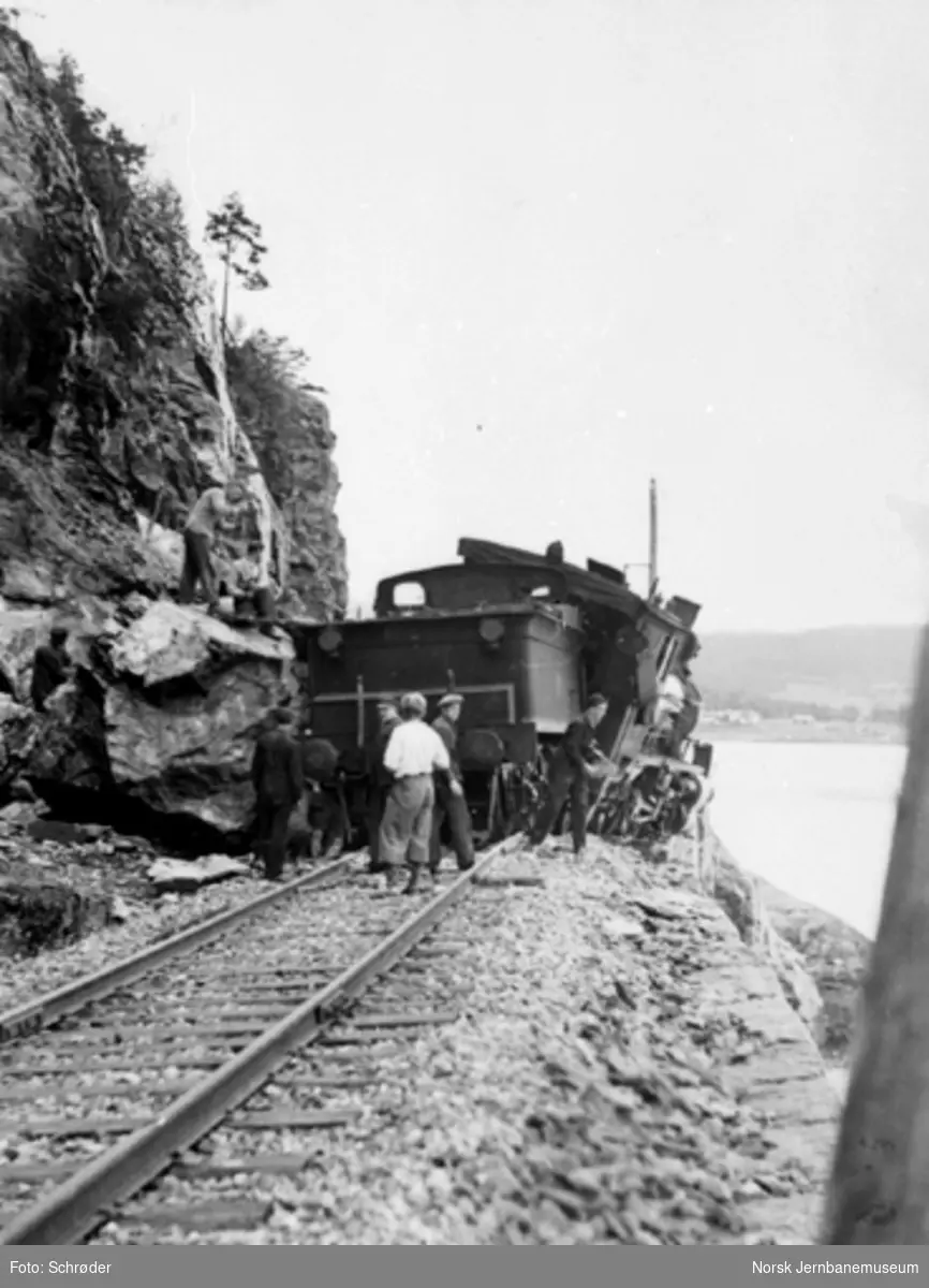 Avsporet damplokomotiv type 21e ved km 29,2 (Gjevingåsen) på Meråkerbanen