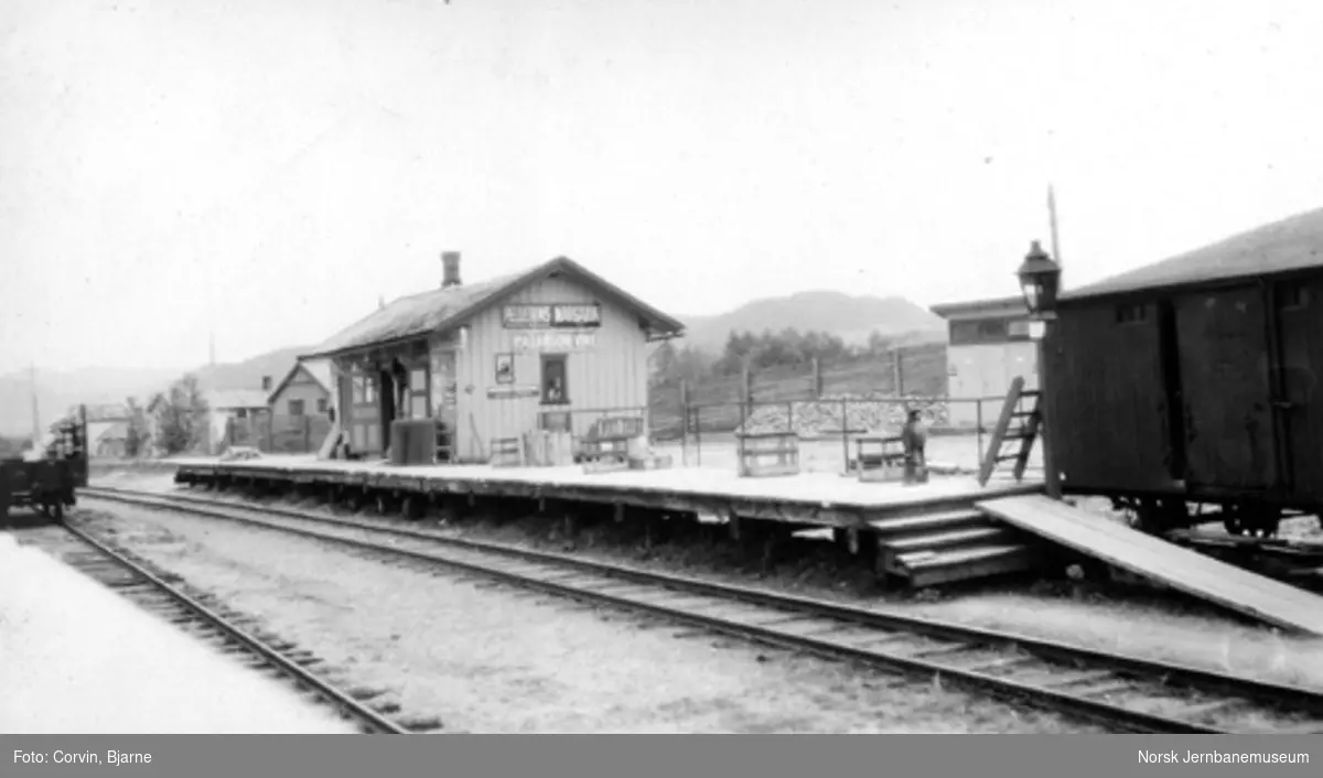 Kvål stasjon med stasjonsbygning, privet og en godsvogn (som lager?)