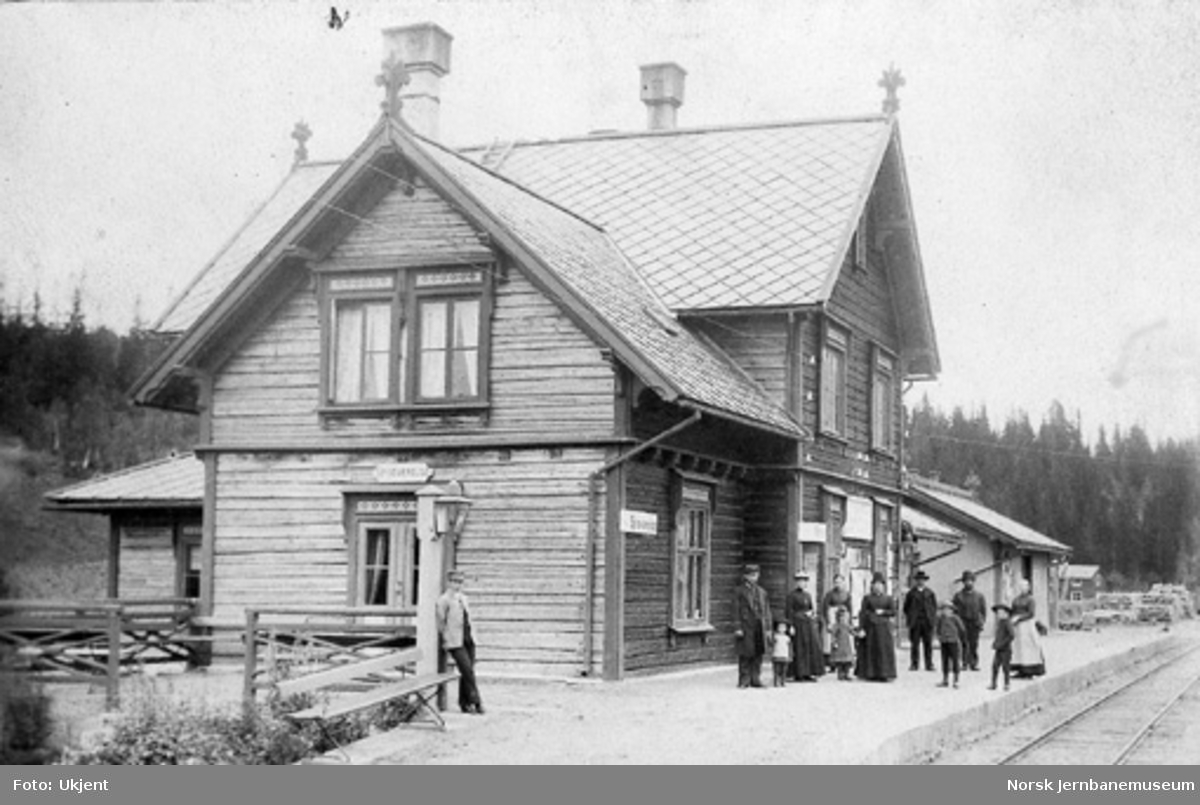 Singsås stasjon med personale og trolig stasjonsmesterens familie på plattformen