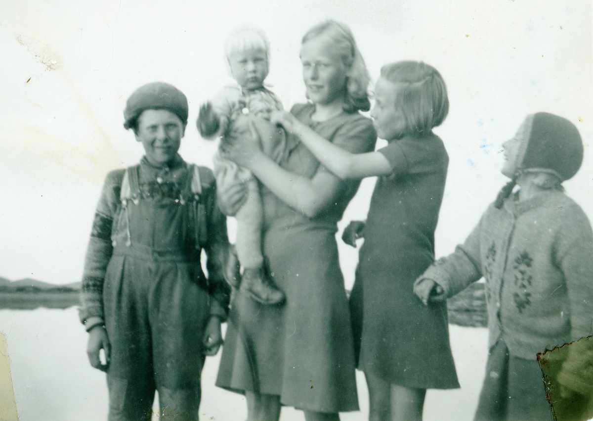 Frå v.Erling Breibrenna,Gerda Opheim med Arvid Opheim på armen,Ida Evjen og Solveig Breibrenna.