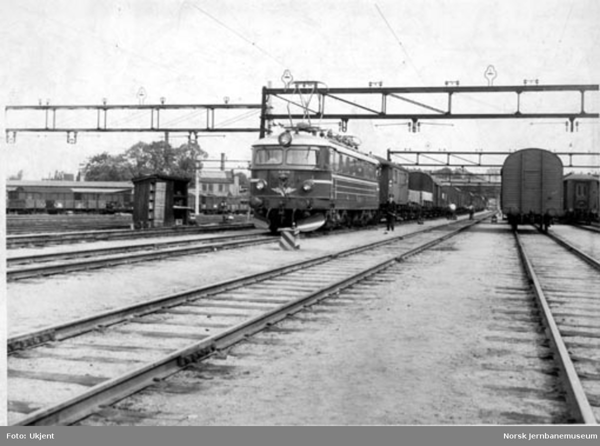 Elektrisk lokomotiv type El 11 nr. 2149 med godstog på Loenga