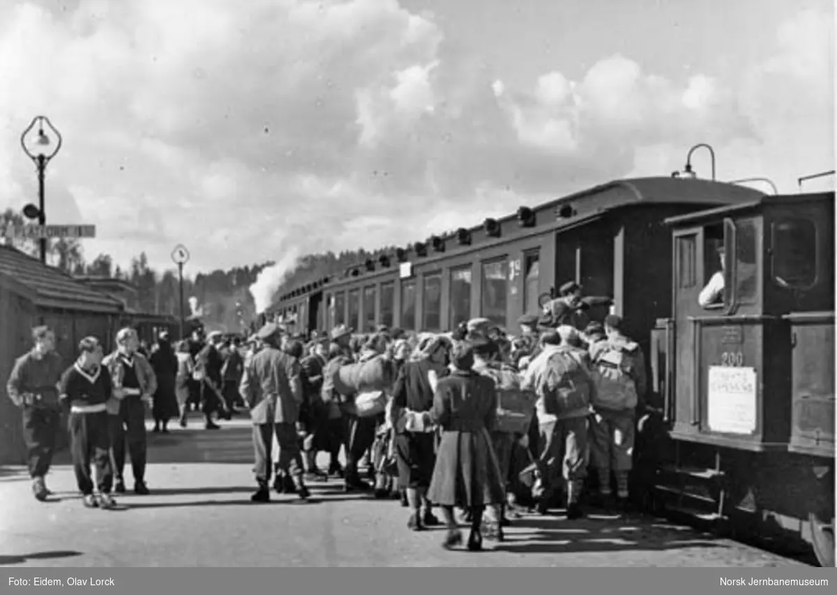 Påsketrafikk 1949 : Reisende på Hønefoss stasjon