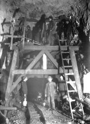 Anlegget av Gravehalsen tunnel; arbeidere på stillas i tunne