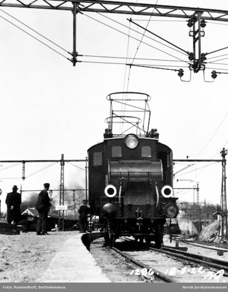 Drammenbanens elektrifisering : elektrisk lokomotiv type El 1 på Asker stasjon
