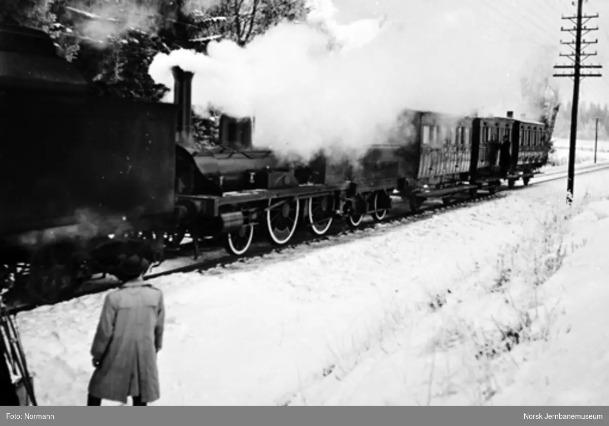 Filmopptak av damplokomotiv nr. 17 med kareter og konduktør ved utvendig billettering