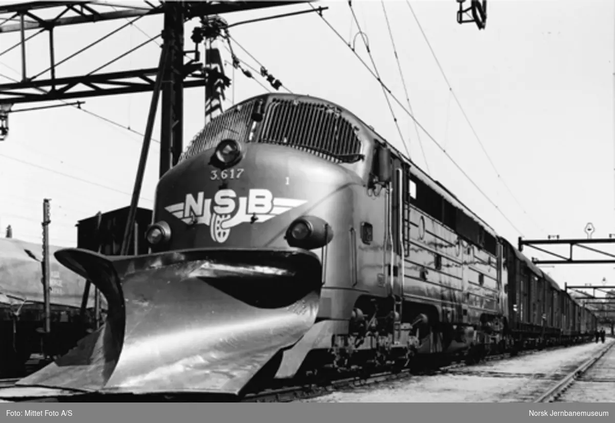 NSB diesellokomotiv type Di 3 nr. 617 med godstog
