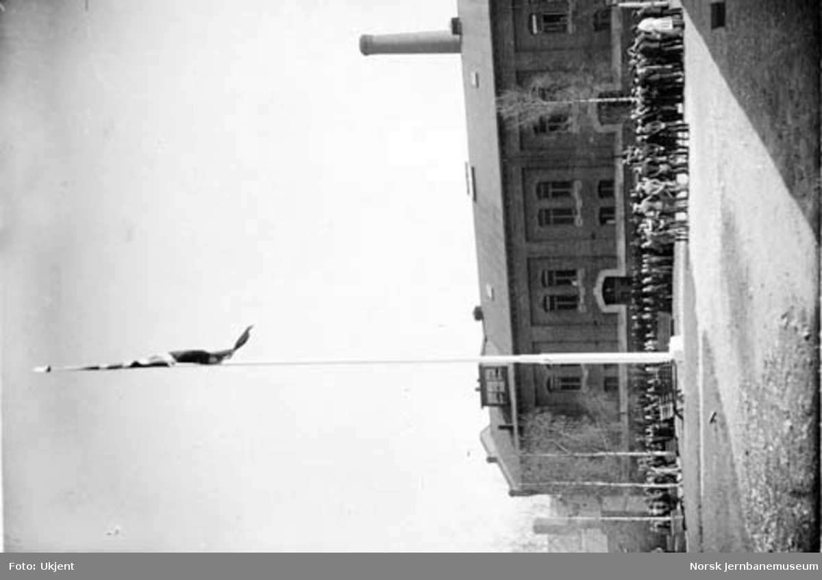 Verkstedet Sundland : innvielse av 26,5 meter høy flaggstang 17. mai 1929