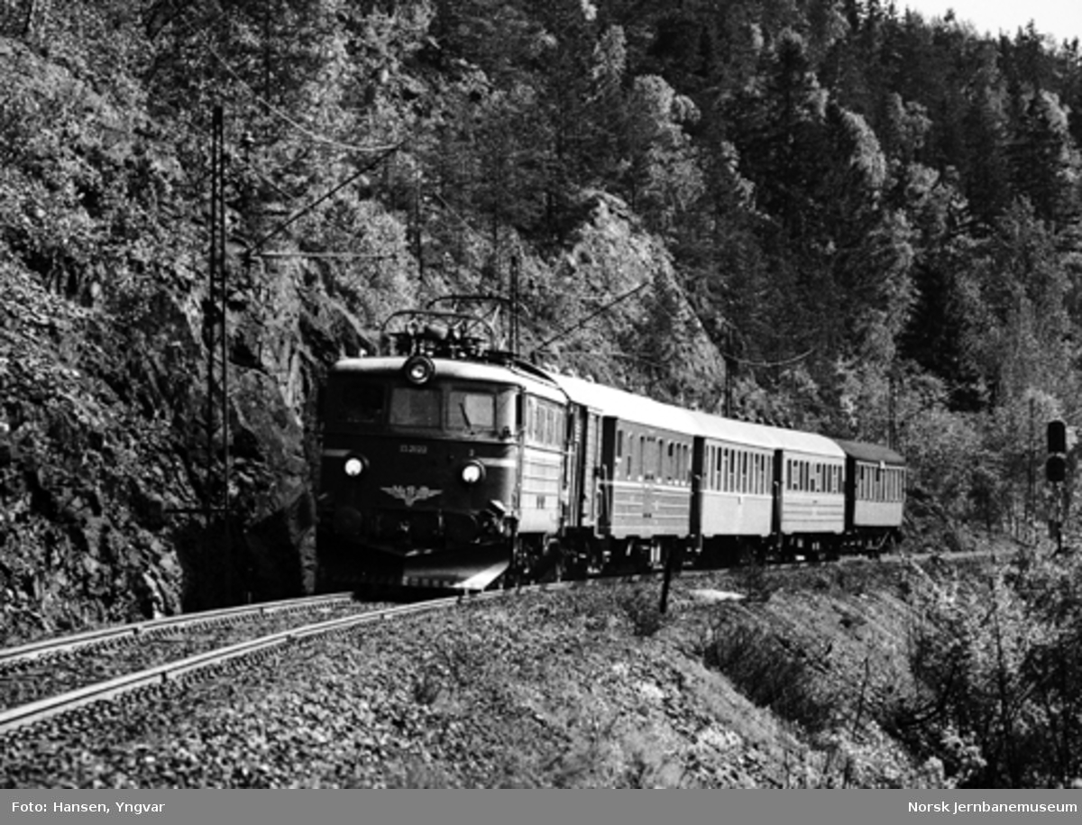Elektrisk lokomotiv El 13 2122 med tog Oslo-Hønefoss ved Lieråsen