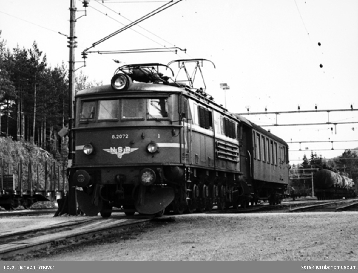 Elektrisk lokomotiv El 8 2072 på Tinnoset stasjon, med godstogets konduktørvogn